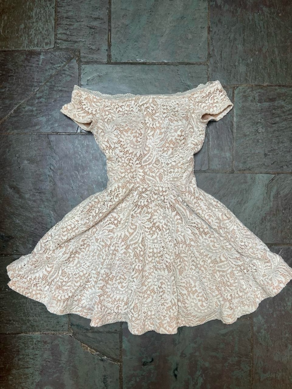 Girls’ white lace stunning off the shoulder dress